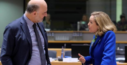 El comisario europeo de Economía Pierre Moscovici (izq), conversa con la ministra de Economía, Nadia Calviño