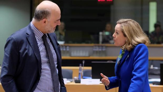 El comisario europeo de Economía Pierre Moscovici (izq), conversa con la ministra de Economía, Nadia Calviño