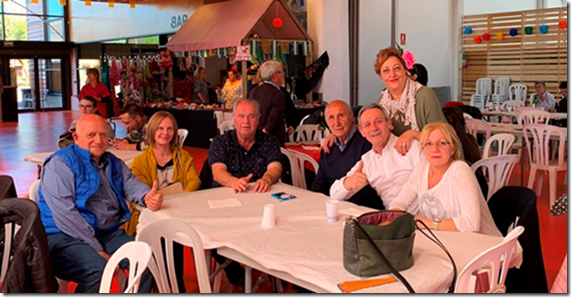 Anglada, rodeado de militantes y simpatizantes de su partido en la feria andaluza organizada po SOMI en Vic.