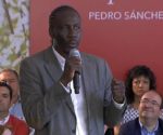 Luc André Diouf, interviene en un acto del PSOE. Detrás, embelesado, Miquel Iceta (Crónicas de Lanzarote)