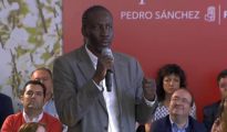 Luc André Diouf, interviene en un acto del PSOE. Detrás, embelesado, Miquel Iceta (Crónicas de Lanzarote)