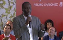 Luc André Diouf, interviene en un acto del PSOE. Detrás, embelesado, Miquel Iceta (Crónicas de Lanzarote)