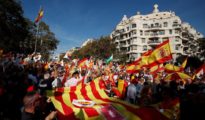 Supporters of Spanish unity arrive to attend a demonstration to call for co-existence in Catalonia and an end to separatism, in Barcelona, Spain, October 27, 2019. REUTERS/Sergio Perez [[[REUTERS VOCENTO]]] SPAIN-POLITICS/CATALONIA-PROTEST-UNITY