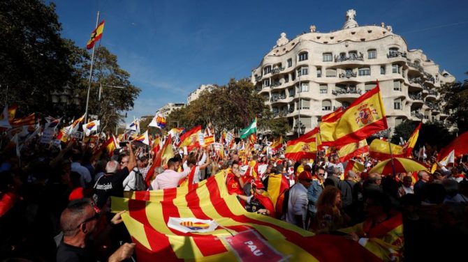 Supporters of Spanish unity arrive to attend a demonstration to call for co-existence in Catalonia and an end to separatism, in Barcelona, Spain, October 27, 2019. REUTERS/Sergio Perez [[[REUTERS VOCENTO]]] SPAIN-POLITICS/CATALONIA-PROTEST-UNITY