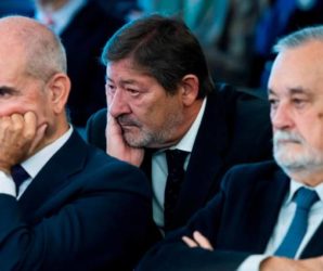 Los expresidentes de la Junta Manuel Chaves y José Antonio Griñán, junto al ex director general de Trabajo, Francisco Javier Guerrero durante el juicio de los ERE
