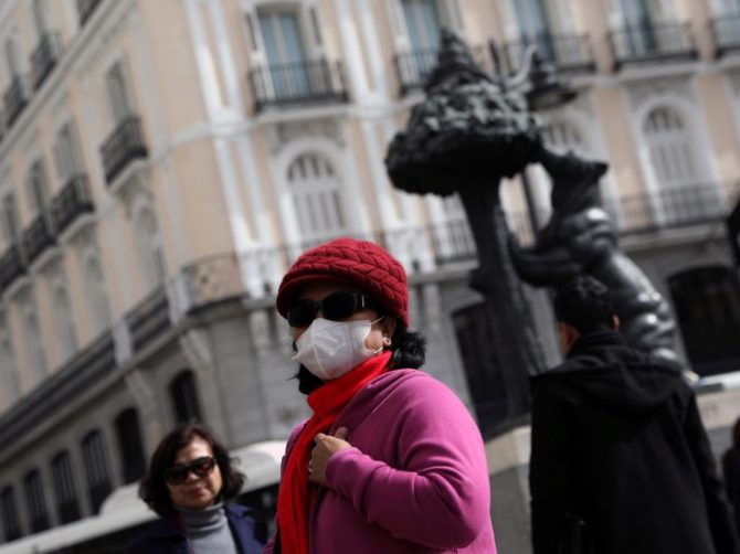 Una turista con mascarilla en la Puerta del Sol en Madrid.
