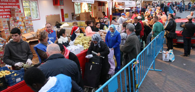 Una de las "colas del hambre"· que ya se ven en toda España
