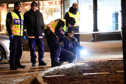 SUECIA, capital de las violaciones. Como la inmigración islámica ha destrozado Suecia, por Pat Condell - Página 9 Polis