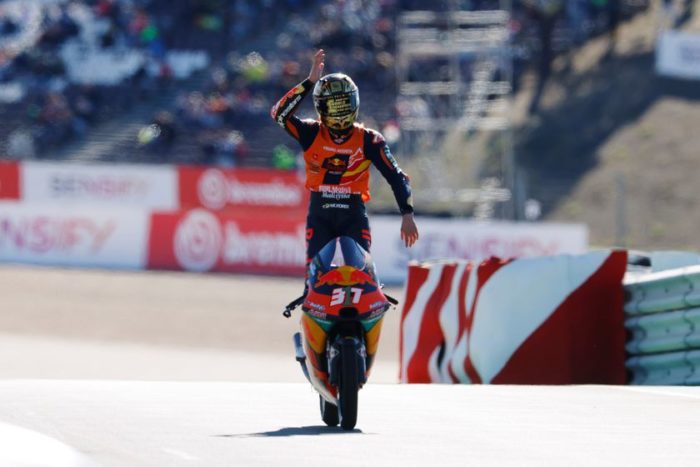 Pedro Acosta se convierte en campeón del mundo de Moto3 con sólo 17 años Acosta-700x467