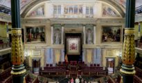 Vista del hemiciclo del Congreso de los Diputados, este viernes. El plazo del Congreso para presentar los grupos parlamentarios de la XV Legislatura acaba hoy, y la cesión de diputados del PSOE y Sumar a ERC y Junts podría ser uno de los primeros guiños a las formaciones independentistas con las que Pedro Sánchez quiere negociar el apoyo a su investidura si fracasa la del líder del PP, Alberto Núñez Feijóo.