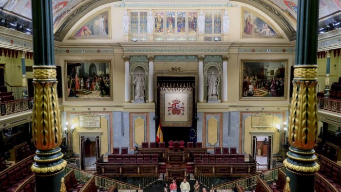 Vista del hemiciclo del Congreso de los Diputados, este viernes. El plazo del Congreso para presentar los grupos parlamentarios de la XV Legislatura acaba hoy, y la cesión de diputados del PSOE y Sumar a ERC y Junts podría ser uno de los primeros guiños a las formaciones independentistas con las que Pedro Sánchez quiere negociar el apoyo a su investidura si fracasa la del líder del PP, Alberto Núñez Feijóo.