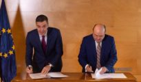 El presidente del Gobierno en funciones y candidato a la reelección, Pedro Sánchez (i), y el presidente del EBB del PNV, Andoni Ortuzar (d), firman un acuerdo para la investidura, en el Congreso de los Diputados, a 10 de noviembre de 2023, en Madrid (Espa