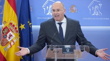 El portavoz del PP en el Congreso, Miguel Tellado, durante una rueda de prensa anterior a la Junta de Portavoces, en el Congreso de los Diputados, a 6 de mayo de 2025, en Madrid (España).