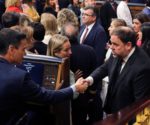 El presidente del Gobierno en funciones, Pedro Sánchez (i), saluda al diputado electo en prisión preventiva de ERC Oriol Junqueras