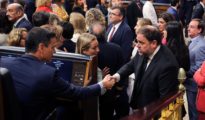 El presidente del Gobierno en funciones, Pedro Sánchez (i), saluda al diputado electo en prisión preventiva de ERC Oriol Junqueras