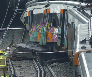 Mantener infraestructuras no da titulares. Hasta que el abandono deja de ser una estadística y se convierte en tragedia.
Entonces llegan las explicaciones apresuradas. El ministro comparece y sugiere que, si no se hubiera caído un muro, en el accidente en Cataluña nada habría pasado. Como si los muros se cayeran por capricho.