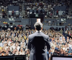 Alvise, de espaldas, durante un mitin.