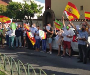 Críticos de Vox Málaga protestando frente a la sede del partido el 31 de julio de 2021.