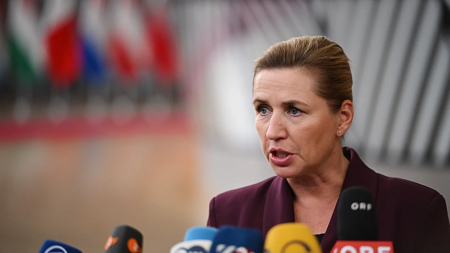La primera ministra socialista de Dinamarca pide a la UE investigar a Pedro Sánchez  por su «regularización» masiva de inmigrantes ilegales
