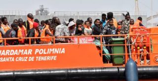 Imagen de archivo del traslado de personas rescatadas en el mar de Alborán que viajaban en patera.